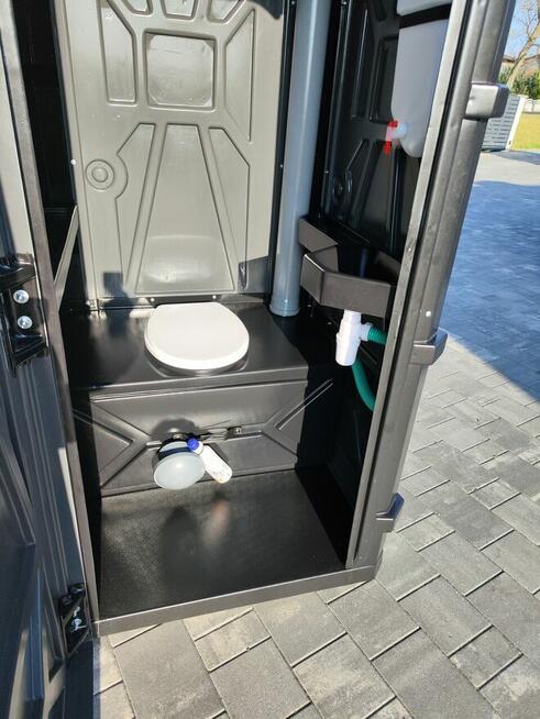 Toaleta budowlana z umywalka do ogrodu