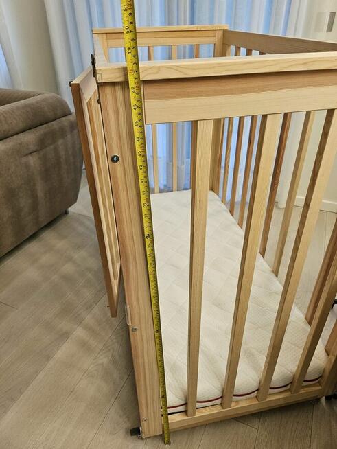 Łóżeczko 140 x 70 na kółkach z materacem