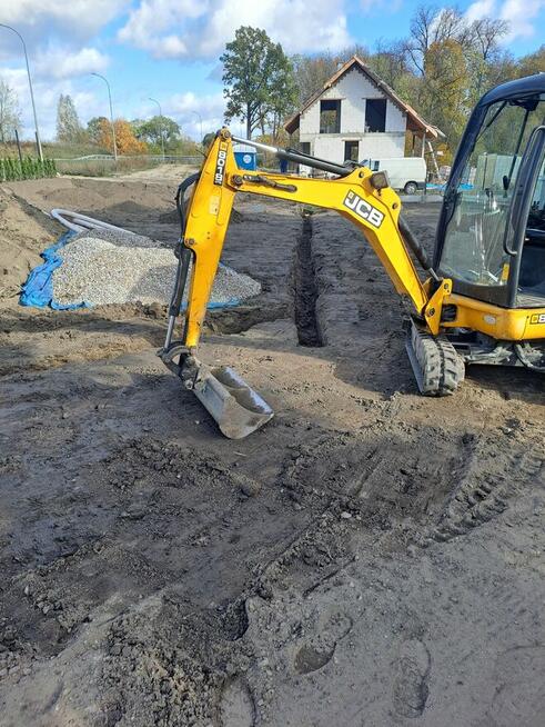 Układanie kostki brukowej.