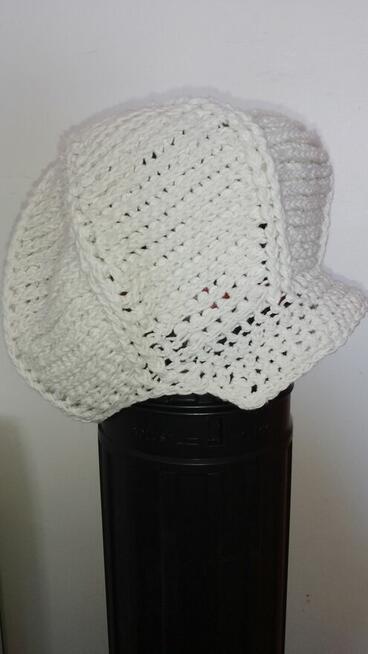 Czapka szydełkowa typu beret z daszkiem