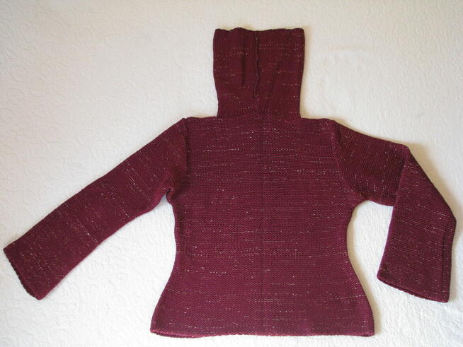Bordowy sweterek golf ze złotą nicią, rozm. M