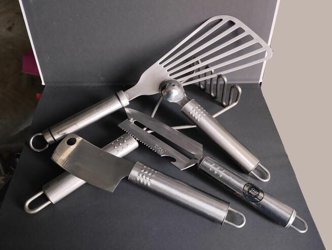 Tasak. Tłuczek do ziemniaków. Nóż. Przybory kuchenne.