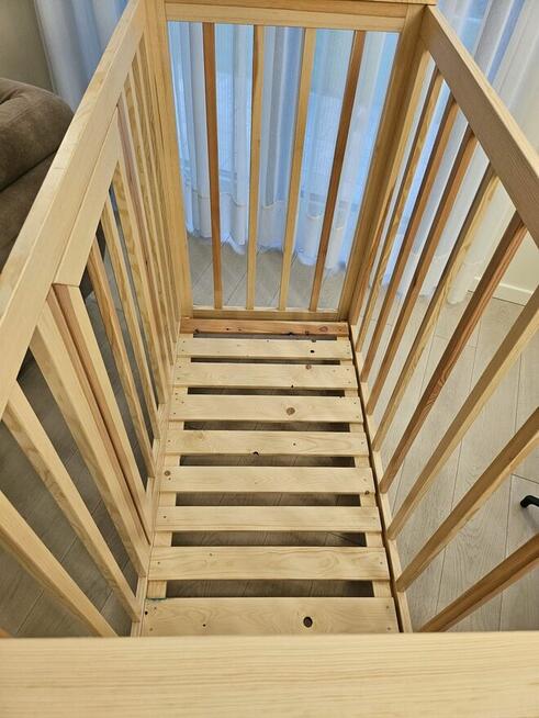 Łóżeczko 140 x 70 na kółkach z materacem