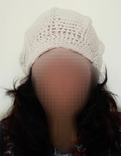 Czapka szydełkowa typu beret z daszkiem