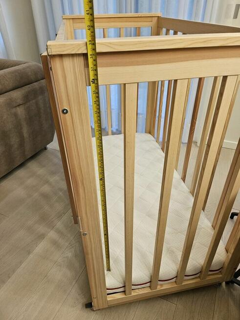 Łóżeczko 140 x 70 na kółkach z materacem