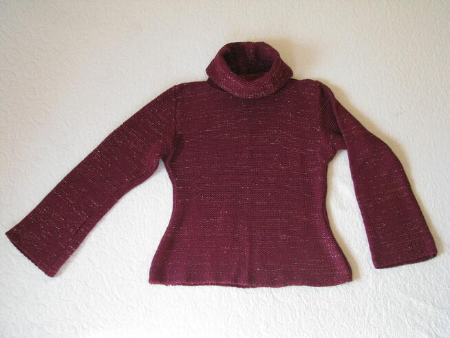 Bordowy sweterek golf ze złotą nicią, rozm. M