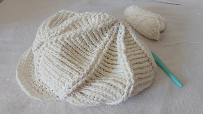 Czapka szydełkowa typu beret z daszkiem