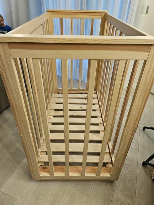 Łóżeczko 140 x 70 na kółkach z materacem