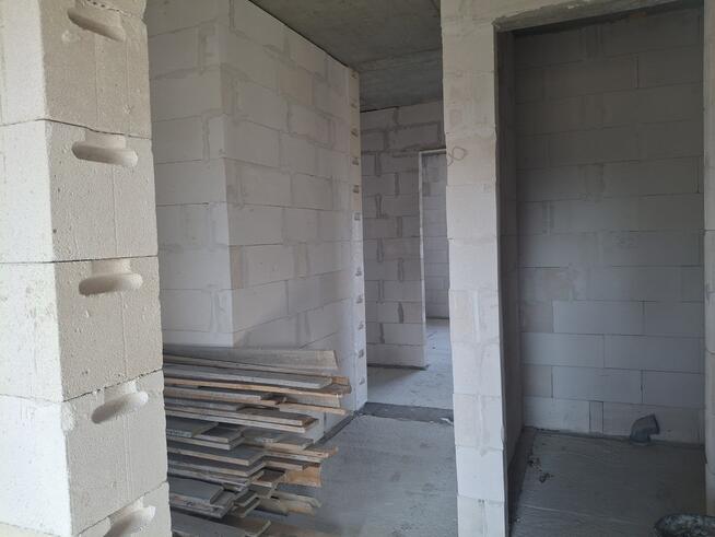 Działka budowlana z domem w stanie surowym