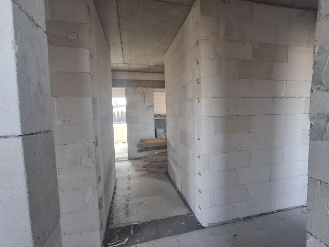 Działka budowlana z domem w stanie surowym