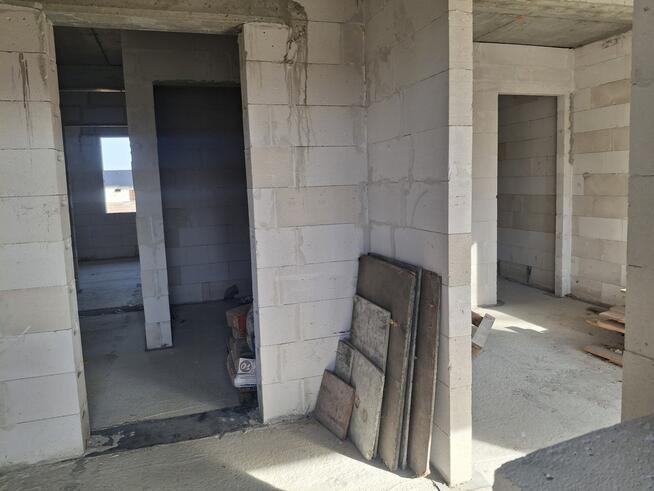 Działka budowlana z domem w stanie surowym