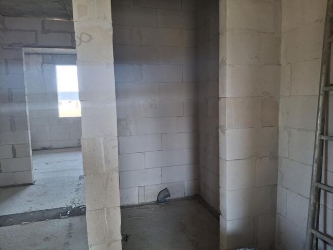 Działka budowlana z domem w stanie surowym