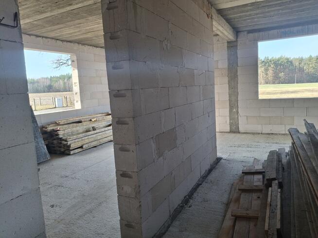 Działka budowlana z domem w stanie surowym