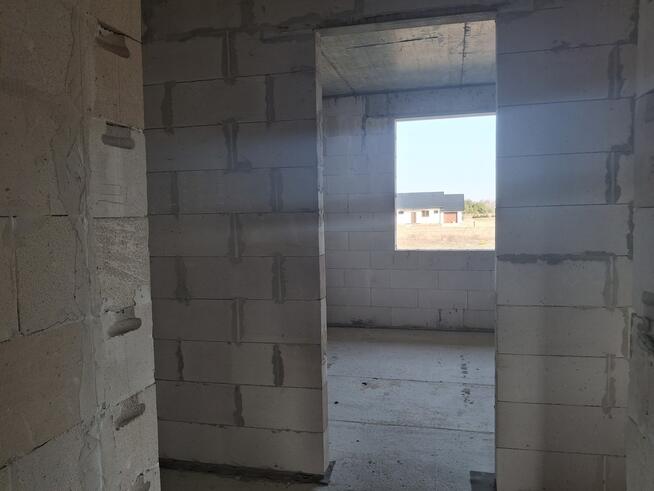 Działka budowlana z domem w stanie surowym