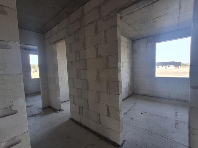 Działka budowlana z domem w stanie surowym