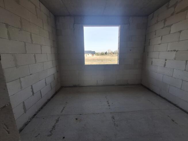 Działka budowlana z domem w stanie surowym