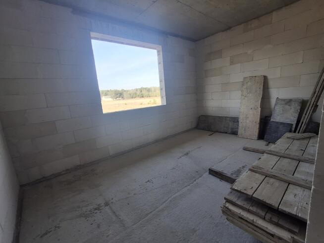 Działka budowlana z domem w stanie surowym