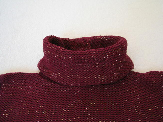 Bordowy sweterek golf ze złotą nicią, rozm. M