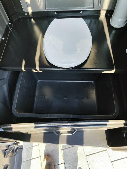 Toaleta budowlana z umywalka do ogrodu