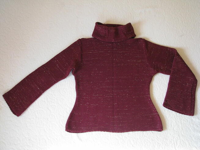 Bordowy sweterek golf ze złotą nicią, rozm. M
