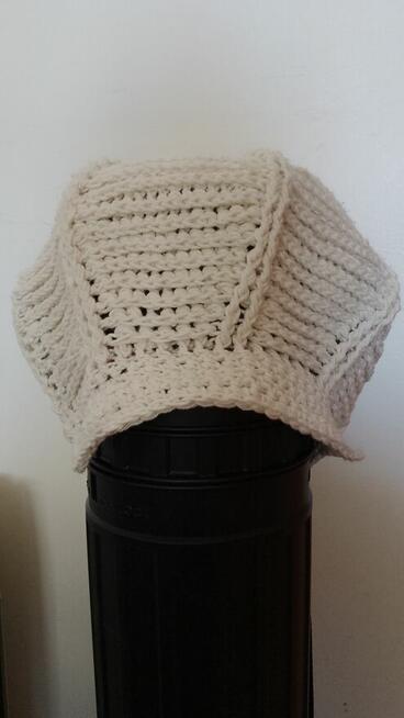 Czapka szydełkowa typu beret z daszkiem