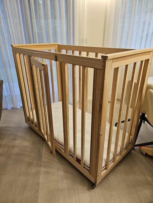 Łóżeczko 140 x 70 na kółkach z materacem