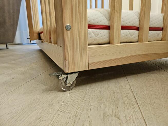 Łóżeczko 140 x 70 na kółkach z materacem