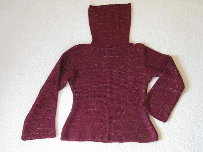 Bordowy sweterek golf ze złotą nicią, rozm. M