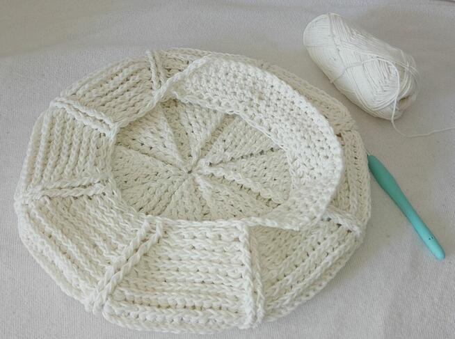 Czapka szydełkowa typu beret z daszkiem