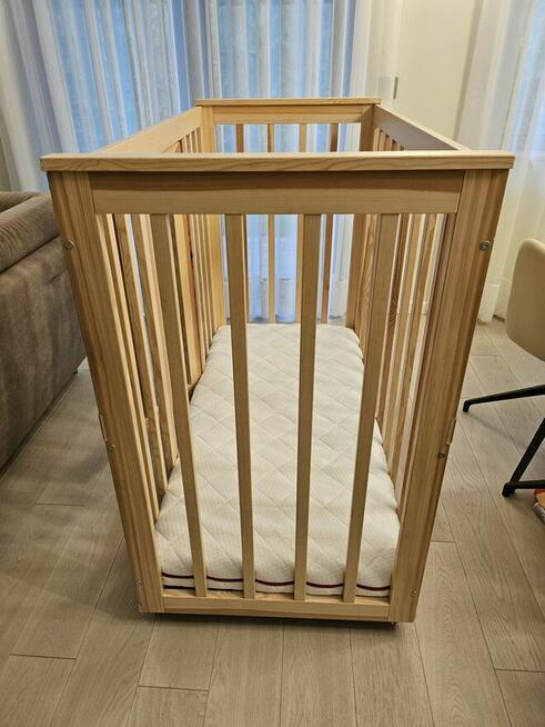 Łóżeczko 140 x 70 na kółkach z materacem