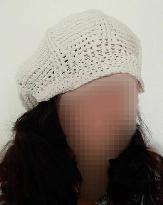 Czapka szydełkowa typu beret z daszkiem