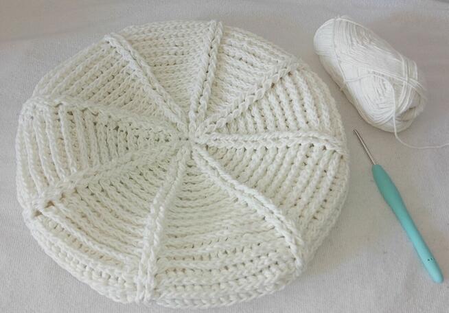 Czapka szydełkowa typu beret z daszkiem