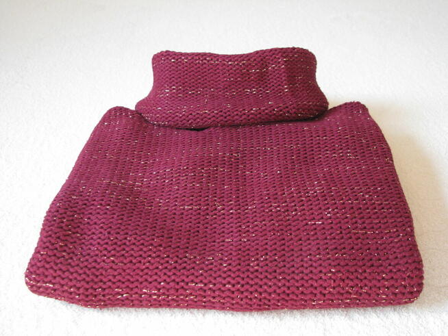 Bordowy sweterek golf ze złotą nicią, rozm. M