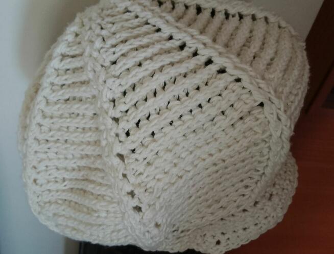 Czapka szydełkowa typu beret z daszkiem