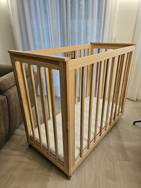 Łóżeczko 140 x 70 na kółkach z materacem