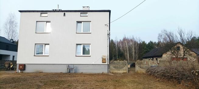 Sprzedam dom z działką i budynkiem gospodarczym.