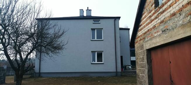 Sprzedam dom z działką i budynkiem gospodarczym.