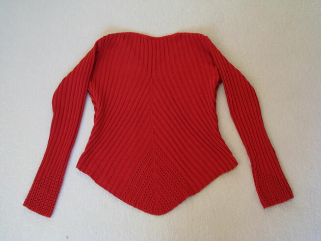 Piękny czerwony sweterek z ażurkowym wykończeniem, rozm. L