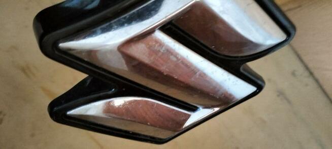 Znaczek na przednią atrapę Suzuki S cross