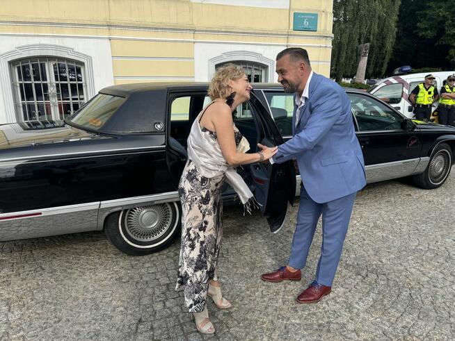 Wynajem limuzyny z kierowcą Cadillac 9 osobowy gangsta styl