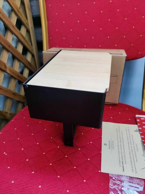 Uchwyt na papier toaletowy czarna metalowa półka bambusowa