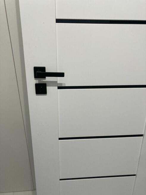 Drzwi pokojowe Toreno 70 prawe białe z czarnymi szybkami