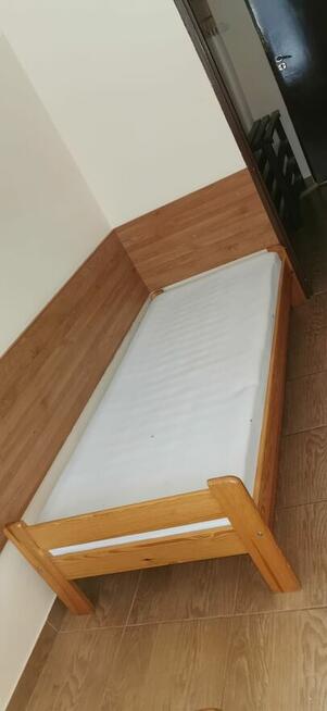 Sprzedam łóżka sosnowe z materacami