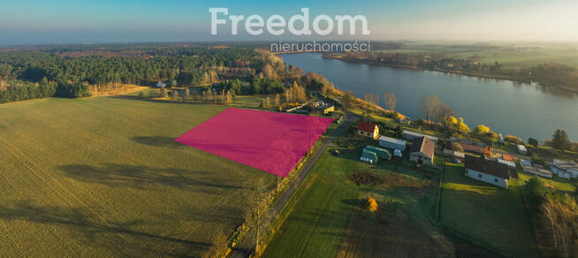 Działka budowlana w blisko lasu i jeziora.