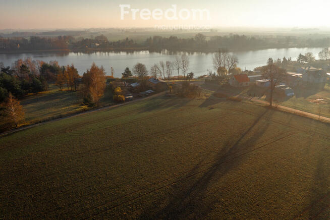 Działka budowlana w blisko lasu i jeziora.