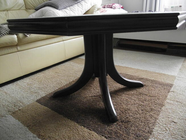 Stolik kawowy z blatem ceramicznym.