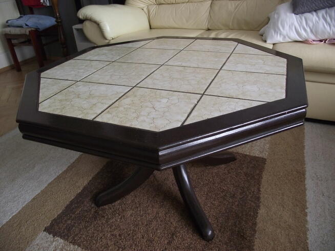 Stolik kawowy z blatem ceramicznym.
