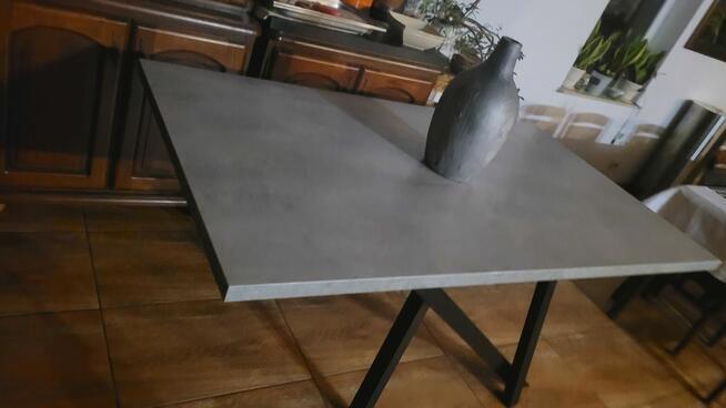 Nowoczesny stół na oryginalnym stelażu