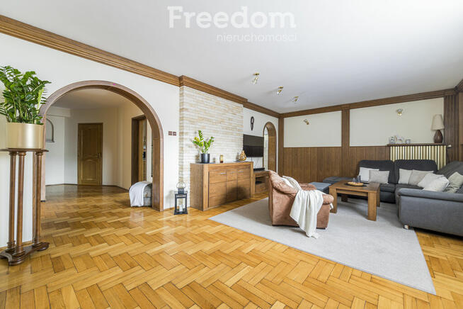 Budynek handlowy z domem wolnostojącym - Legionowo