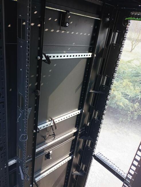 Szafa RACK serwerowa APC NetShelter SX 42U Wide x 1070mm